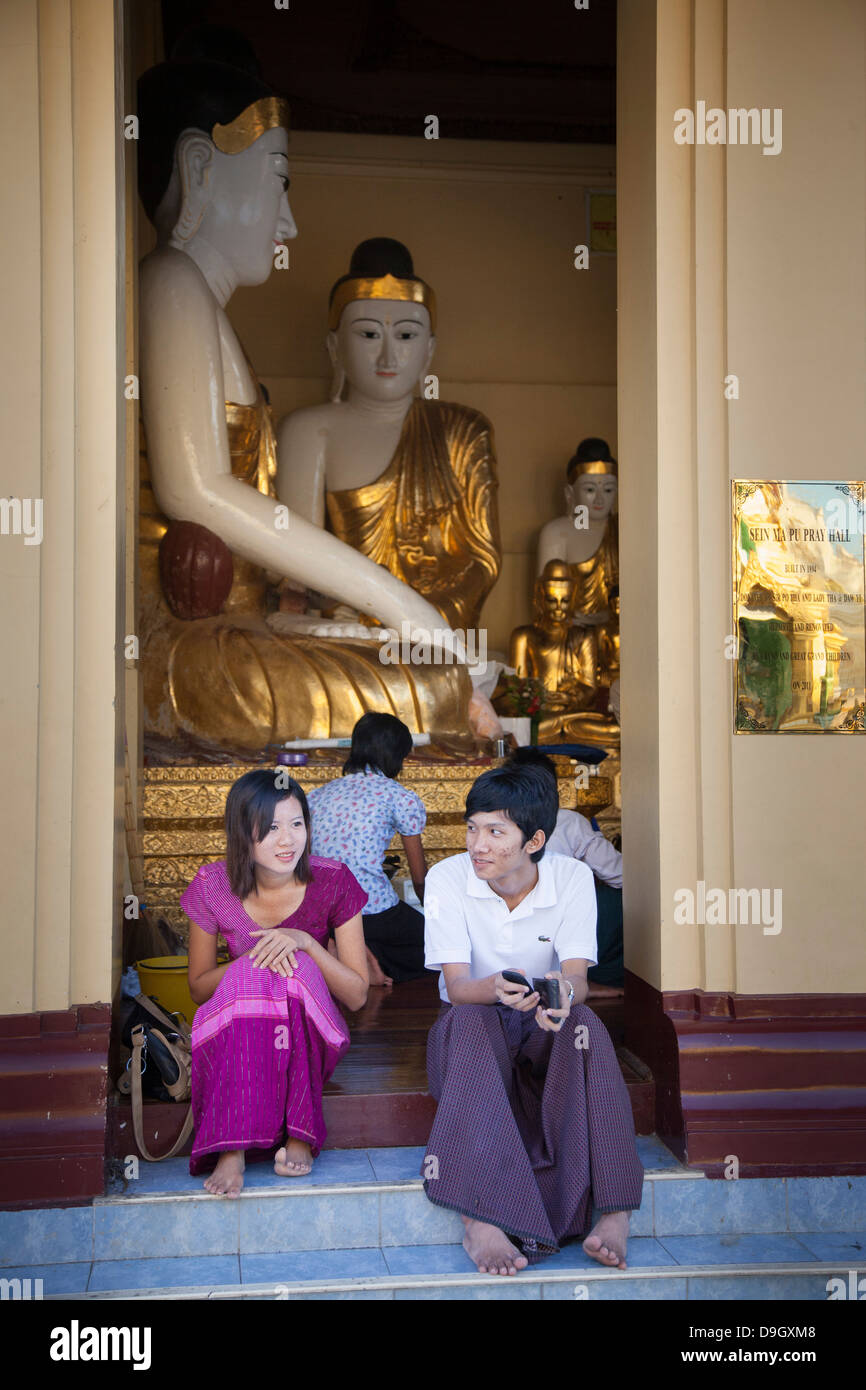Sonntag-Szene in der Shwedagon Pagode Komplex in Rangoon(Yangon) in Birma (Myanmar). Stockfoto