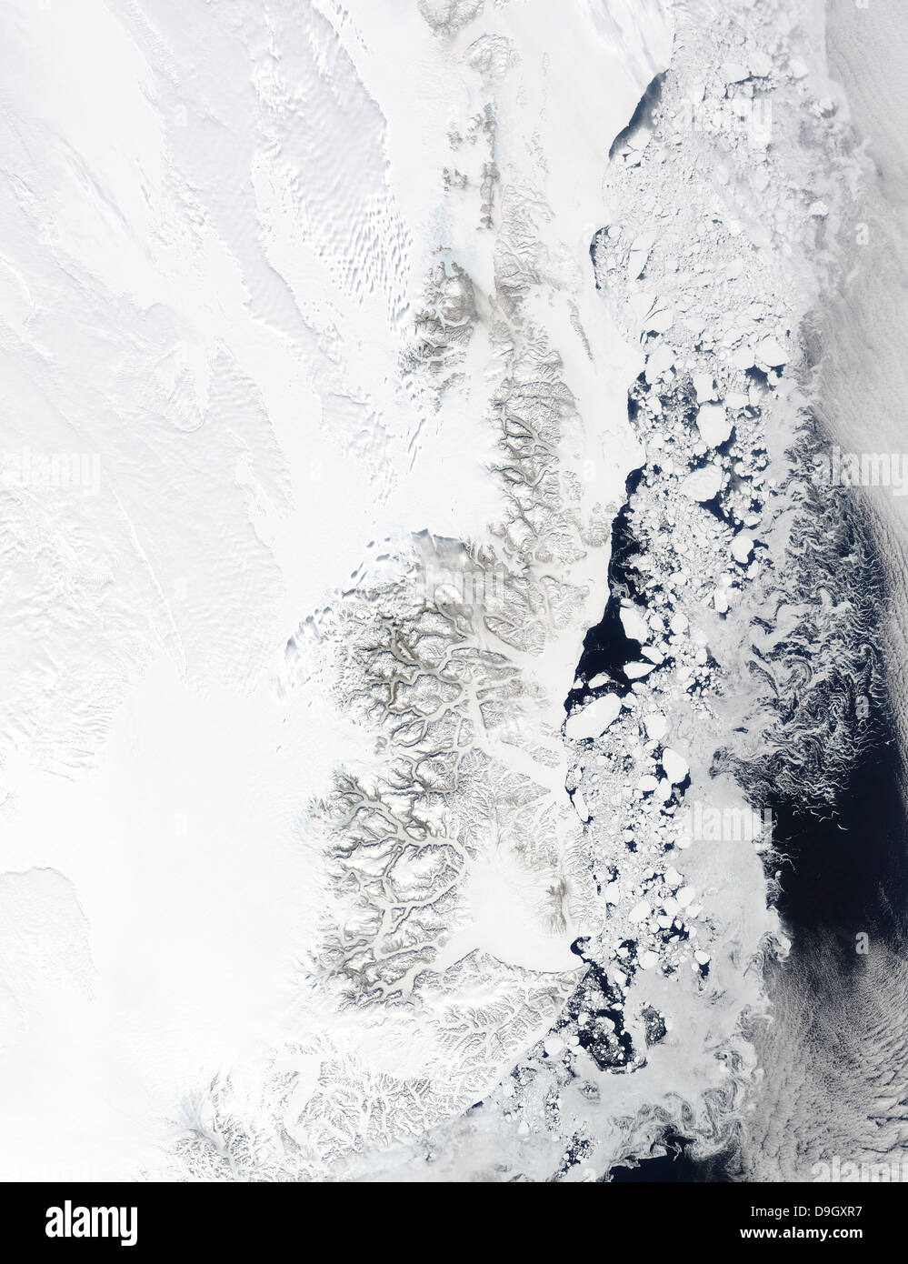 10. Mai 2010 - bedeckt Satelliten-Ansicht von der östlichen Küste Grönlands in Schnee und Eis. Stockfoto