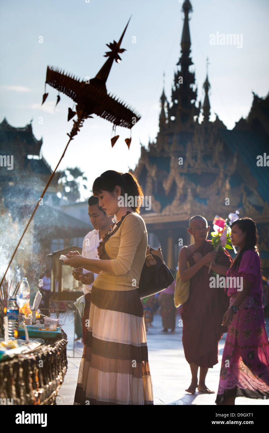 Sonntag-Szene in der Shwedagon Pagode Komplex in Rangoon(Yangon) in Birma (Myanmar). Stockfoto
