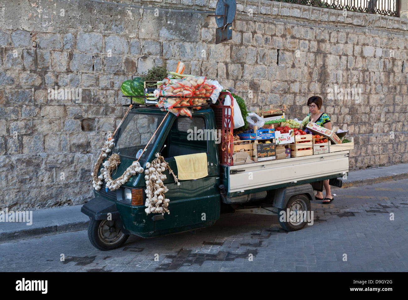 Lokalen Obst und Gemüse Lieferant in Cefalu, Sizilien, Italien Stockfoto