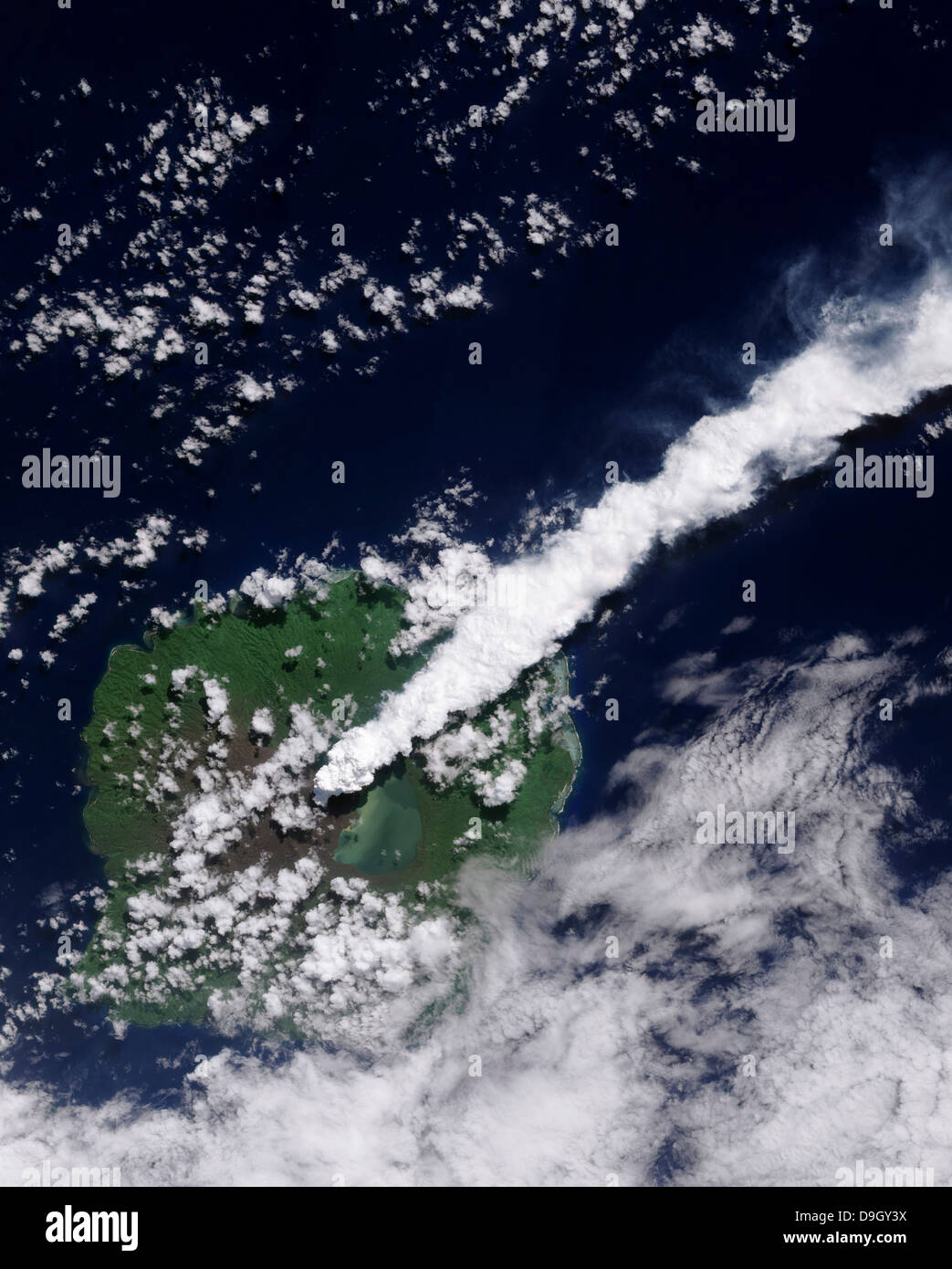 Satelliten-Ansicht von einer dicken, Dampf-reiche Rauchfahne aus Gaua Vulkan bläst direkt nordöstlich. Stockfoto