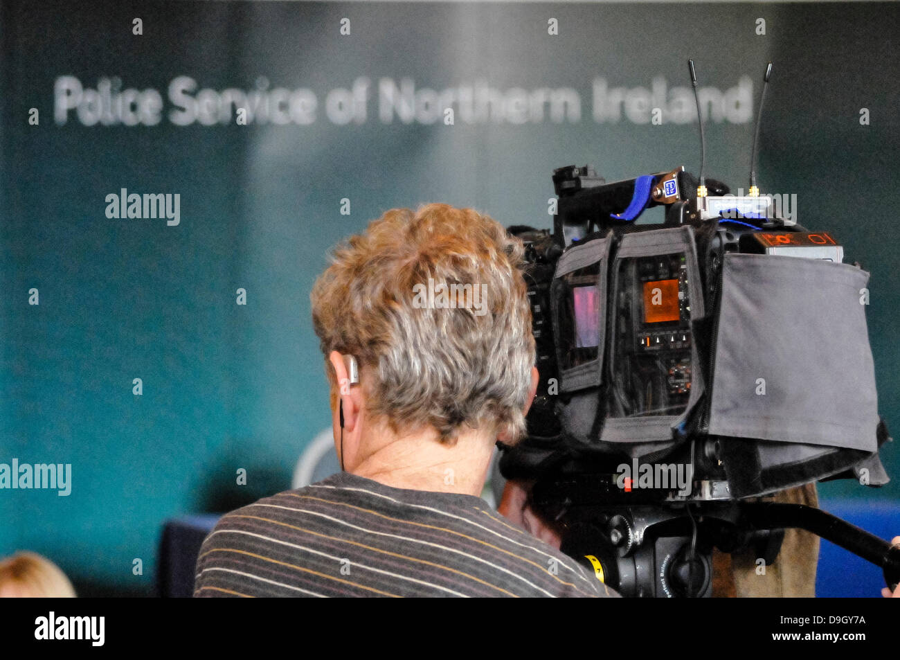 TV Kameramann zeichnet Verfahren auf einer Pressekonferenz der Police Service of Northern Ireland Stockfoto