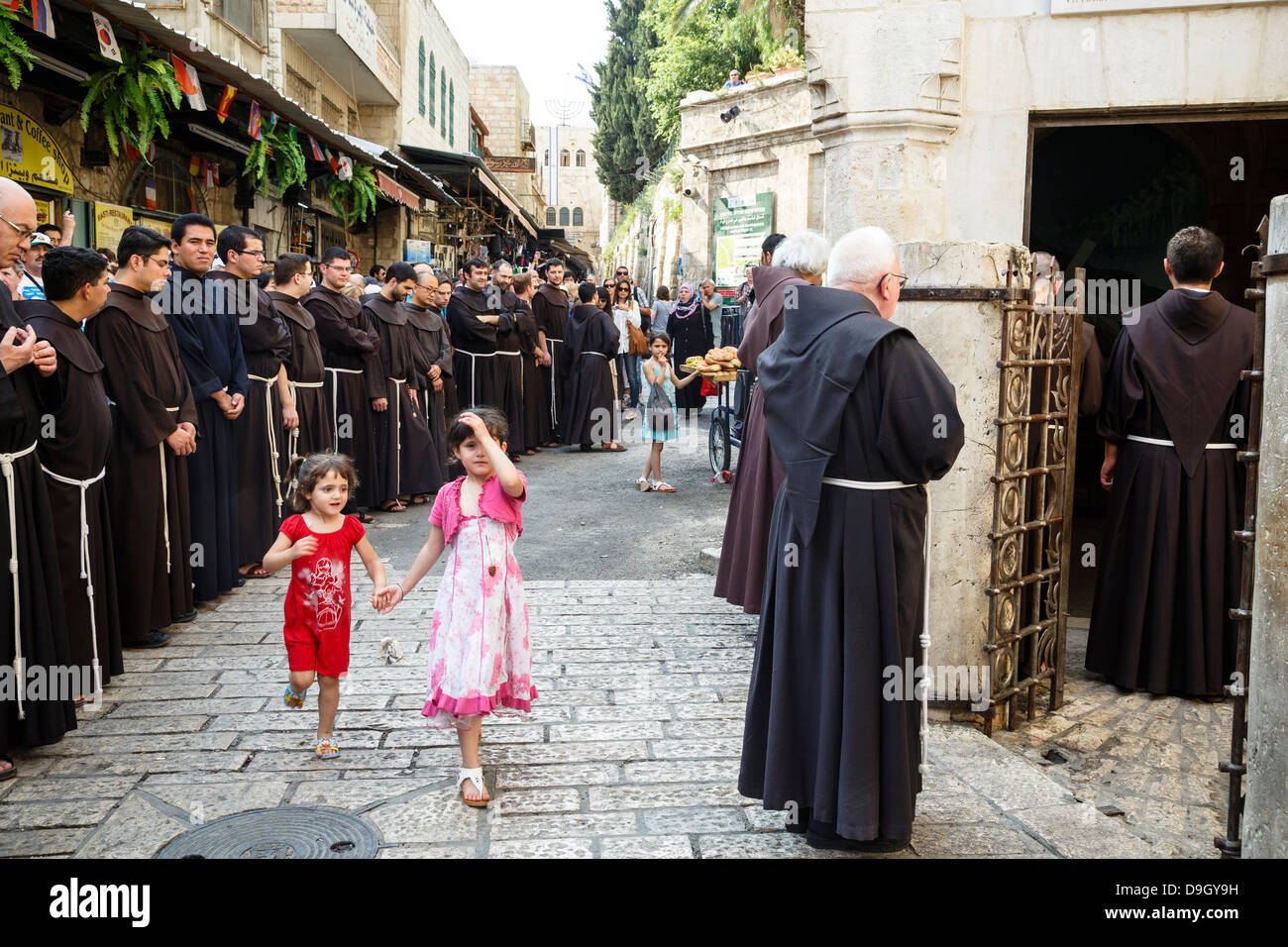 Franziskaner-Mönchen in der Via Dolorosa während ihrer regelmäßigen Freitag-Prozession in der alten Stadt, Jerusalem, Israel. Stockfoto