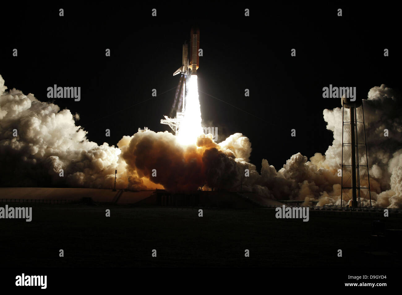 Space Shuttle Discovery abhebt von Launch Pad 39A am Kennedy Space Center in Florida, auf der Mission STS-131. Stockfoto
