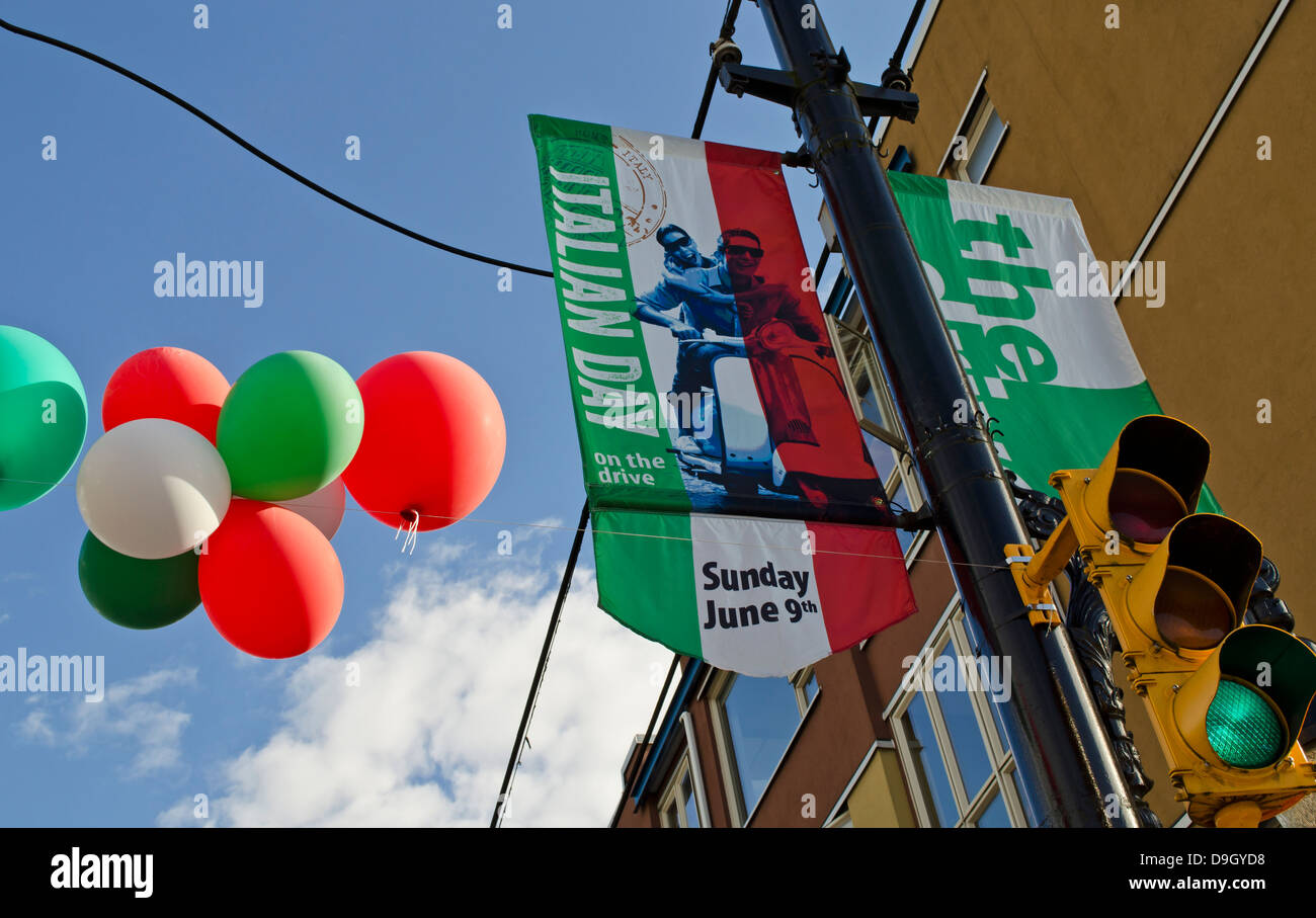 Bunten Fahnen und Luftballons markieren italienischen Tag 2013 auf Commercial Drive in East Vancouver, BC, Kanada.  East Van. Stockfoto