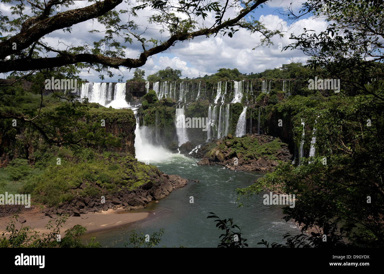 Iguazu-Wasserfälle. Spektakuläre Aussicht von einem der Gehwege. Stockfoto