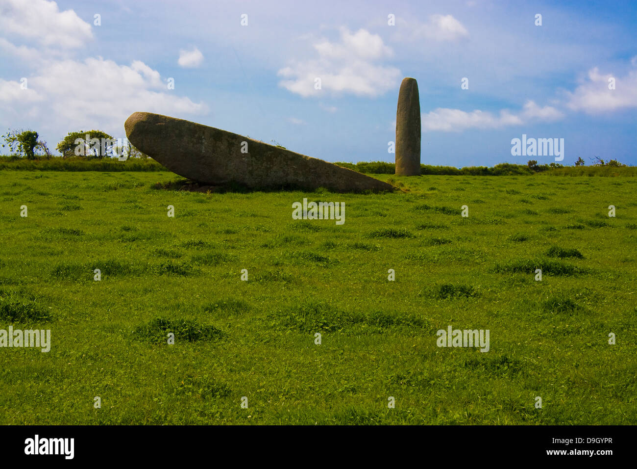 die Kergadiou-Menhire: ein aufrecht und man liegt mitten in einer grünen Weide Stockfoto