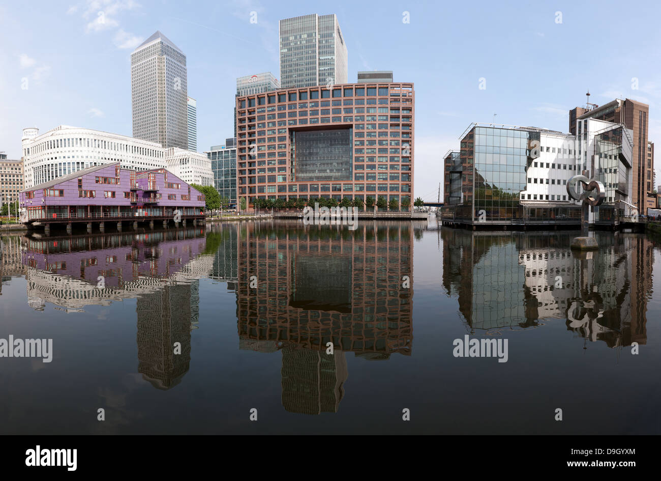 Große, Weitwinkel, Panorama, Photostiched Bild über das South Dock in Richtung der Canary Wharf Immobilien suchen. Stockfoto