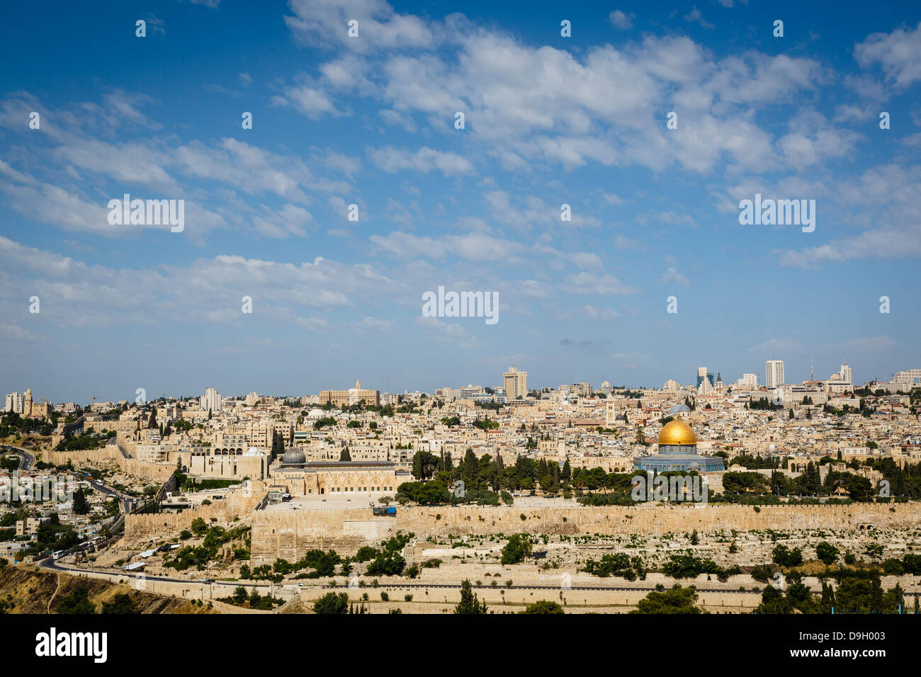 Blick über die alte Stadtmauer und die Kuppel der Moschee Rock vom Ölberg, Jerusalem, Israel. Stockfoto
