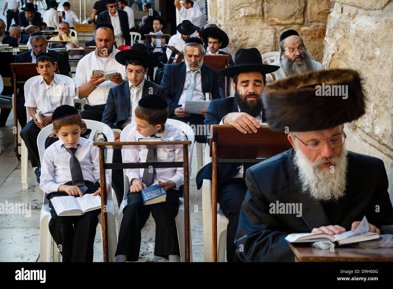 Jewish people pray synagogue Fotos und Bildmaterial in hoher