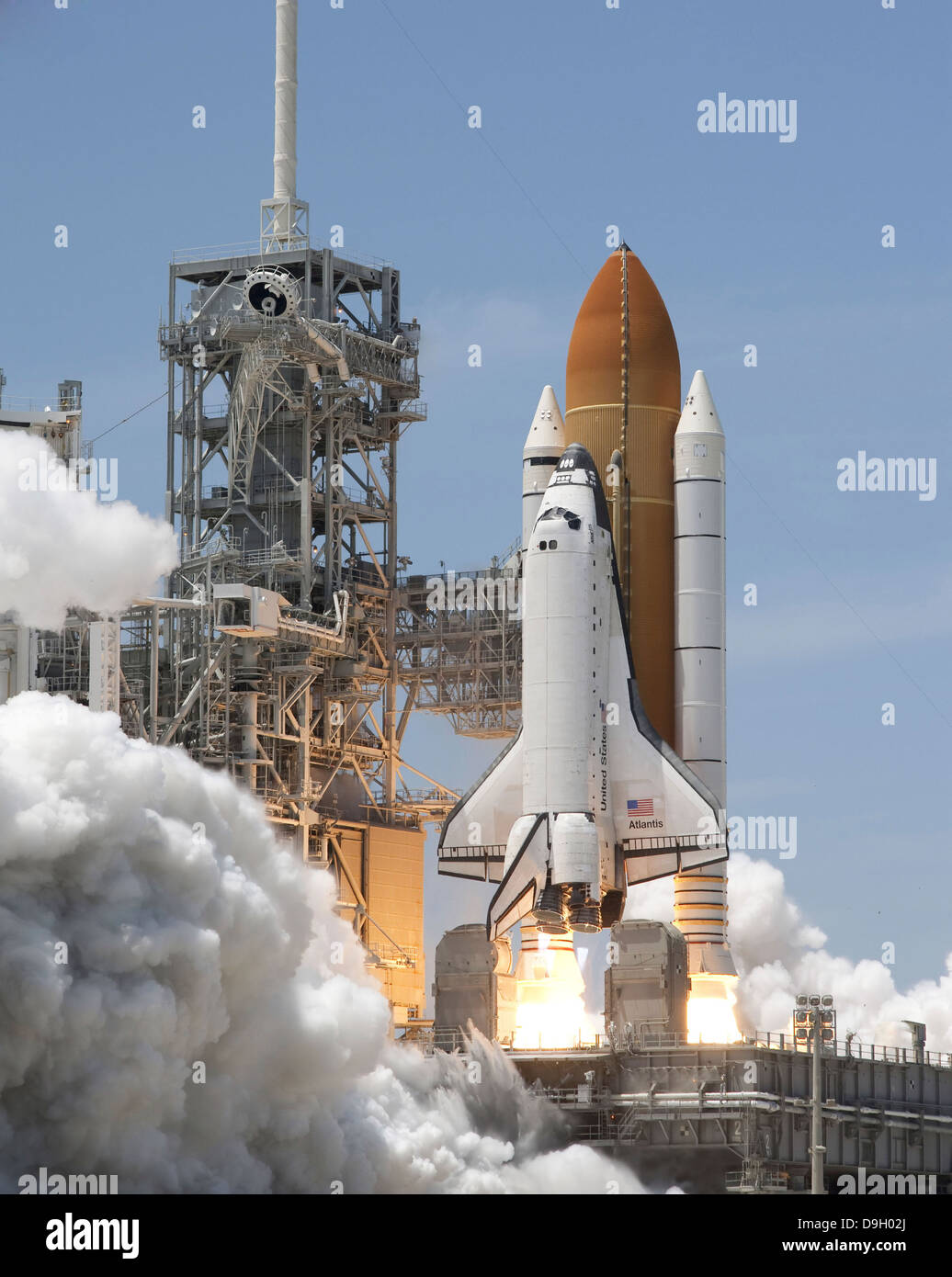 Atlantis' Twin Feststoffraketen entzünden um das Raumschiff in den Orbit am Kennedy Space Center zu treiben. Stockfoto