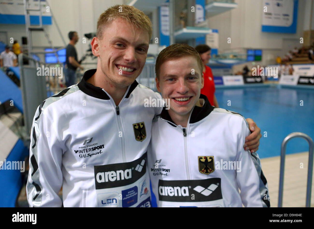 Rostock, Deutschland. 19. Juni 2013. Der Deutsche Martin Wolfram (R) und Oliver Homuth (L) sind nach der Herren Finale beim Tauchen vom 1 Meter Brett Europameisterschaften Tauchen in Rostock, Deutschland, 19. Juni 2013 abgebildet. Foto: Jens Büttner/Dpa/Alamy Live News Stockfoto