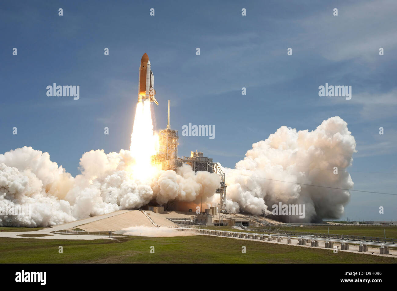 Space Shuttle Atlantis rumpelt die Space Coast, wie von Kennedy Space Center Launch Pad 39A hebt ab. Stockfoto