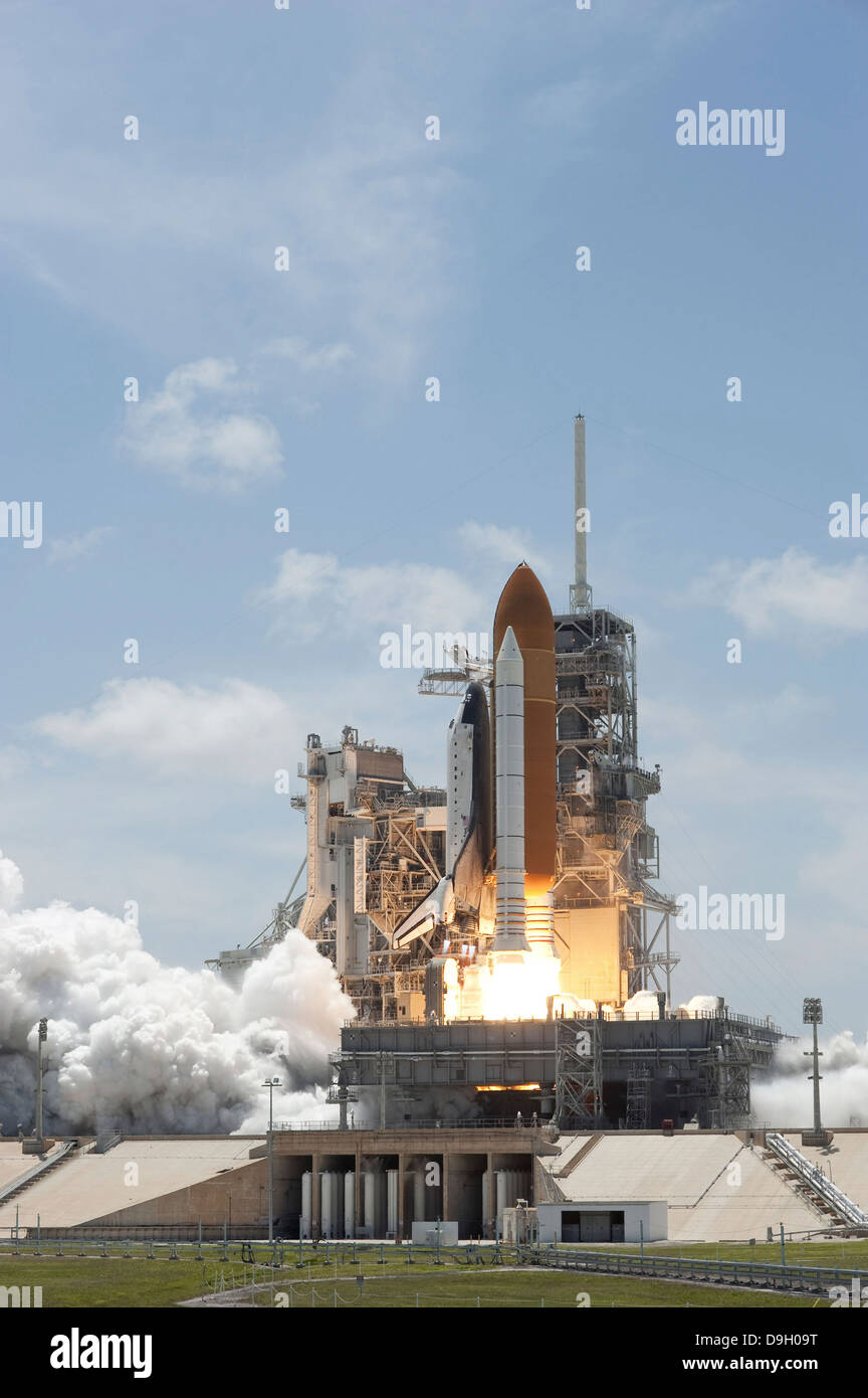 Raumfähre Atlantis abhebt vom Kennedy Space Center Launch Pad 39A in den Orbit. Stockfoto