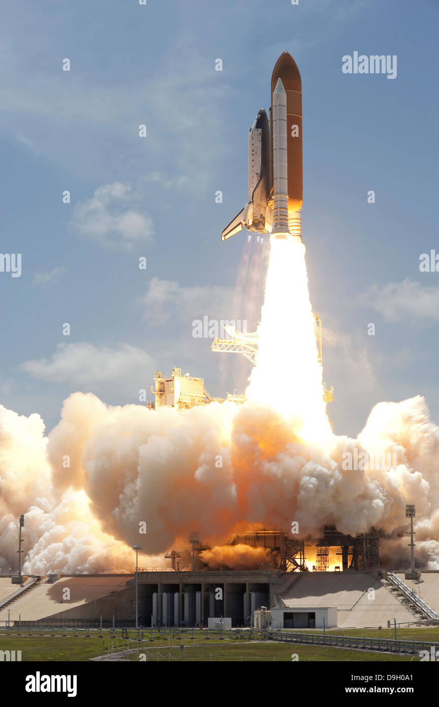 Raumfähre Atlantis abhebt vom Kennedy Space Center Launch Pad 39A in den Orbit. Stockfoto