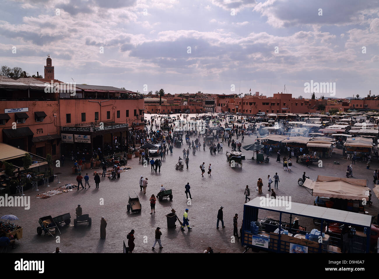 Jeema El Fna Platz früh am Nachmittag.  Marrakesch, Marokko Stockfoto
