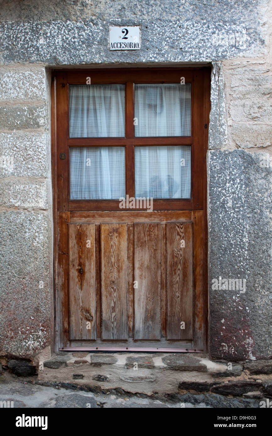 Alte Holz-Haus-Tür mit Nummer 2 an der Spitze Stockfoto
