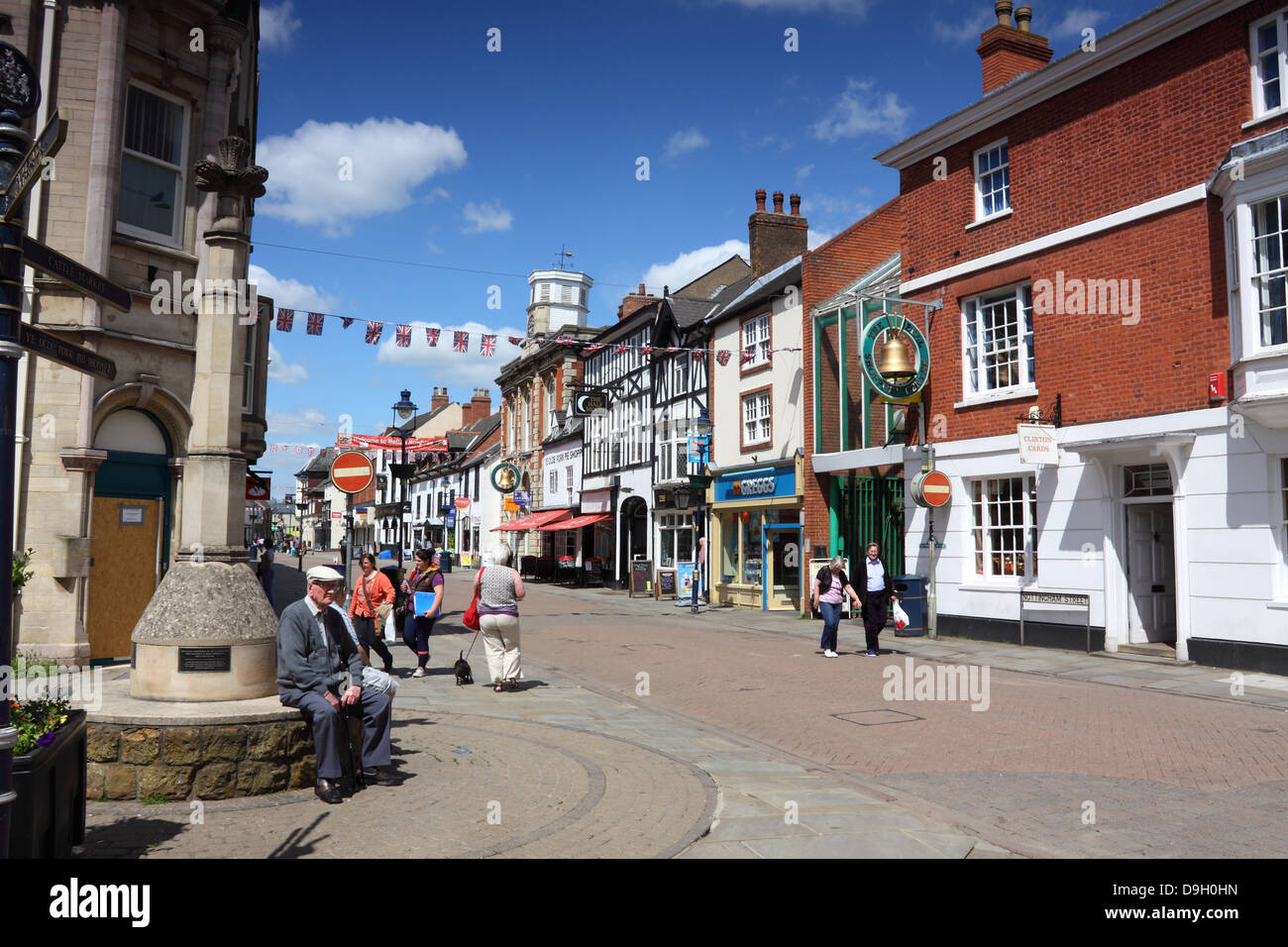 Ein paar Käufer in Melton Mowbray Stadtzentrum, Leicestershire, England Stockfoto