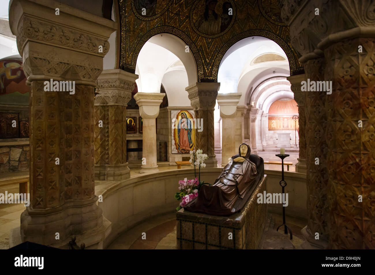 Die Statue der Maria in ewigen Schlaf an der Dormitio-Kirche auf dem Berg Zion, Jerusalem, Israel. Stockfoto