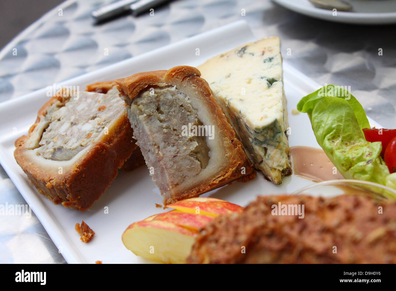 Melton-Platte bestehend aus Pork Pie und Stilton-Käse, serviert in einem Café in Melton Mowbray, Leicestershire, England Stockfoto