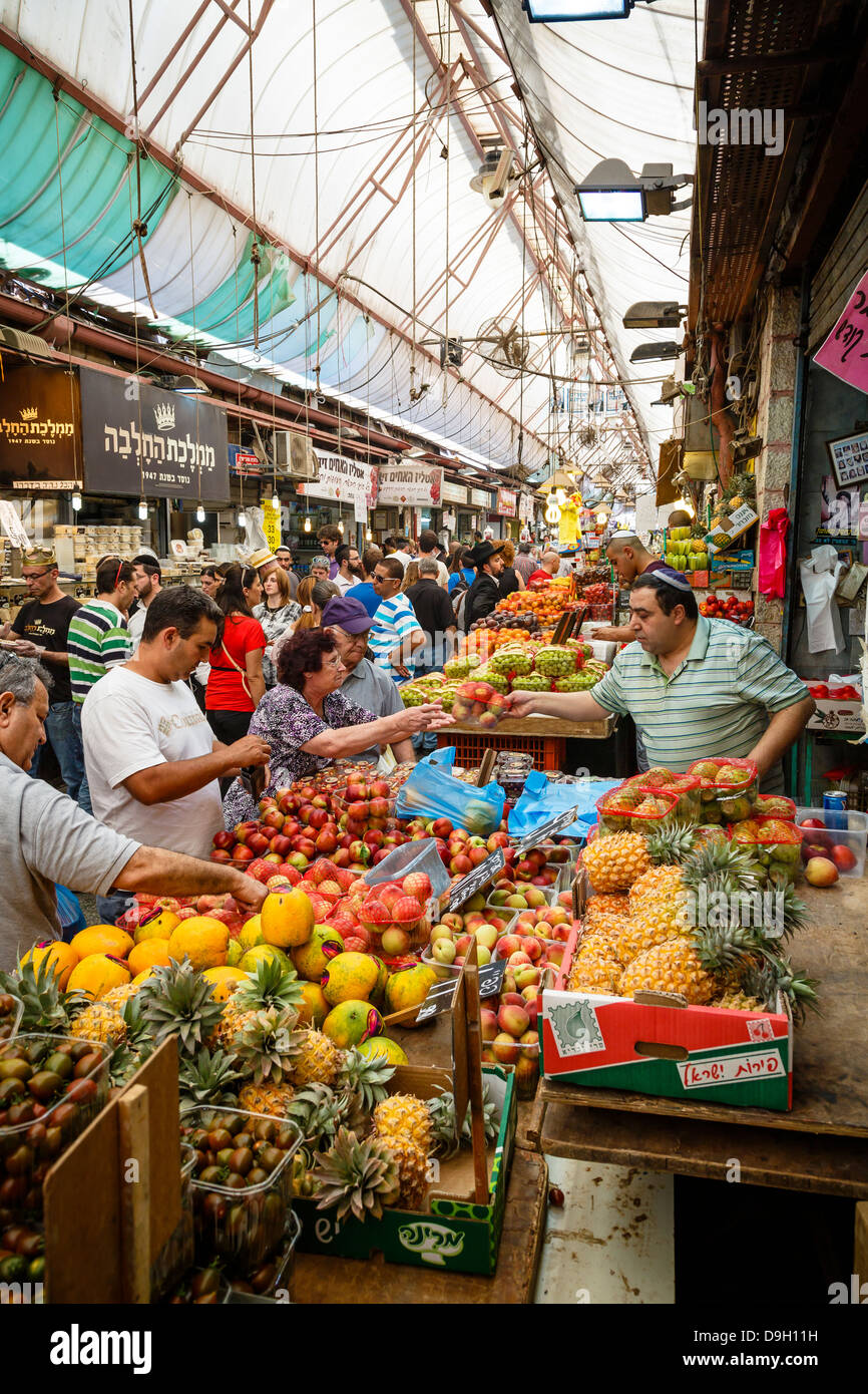 Obst und Gemüse Stände am Mahane Yehuda Markt, Jerusalem, Israel. Stockfoto