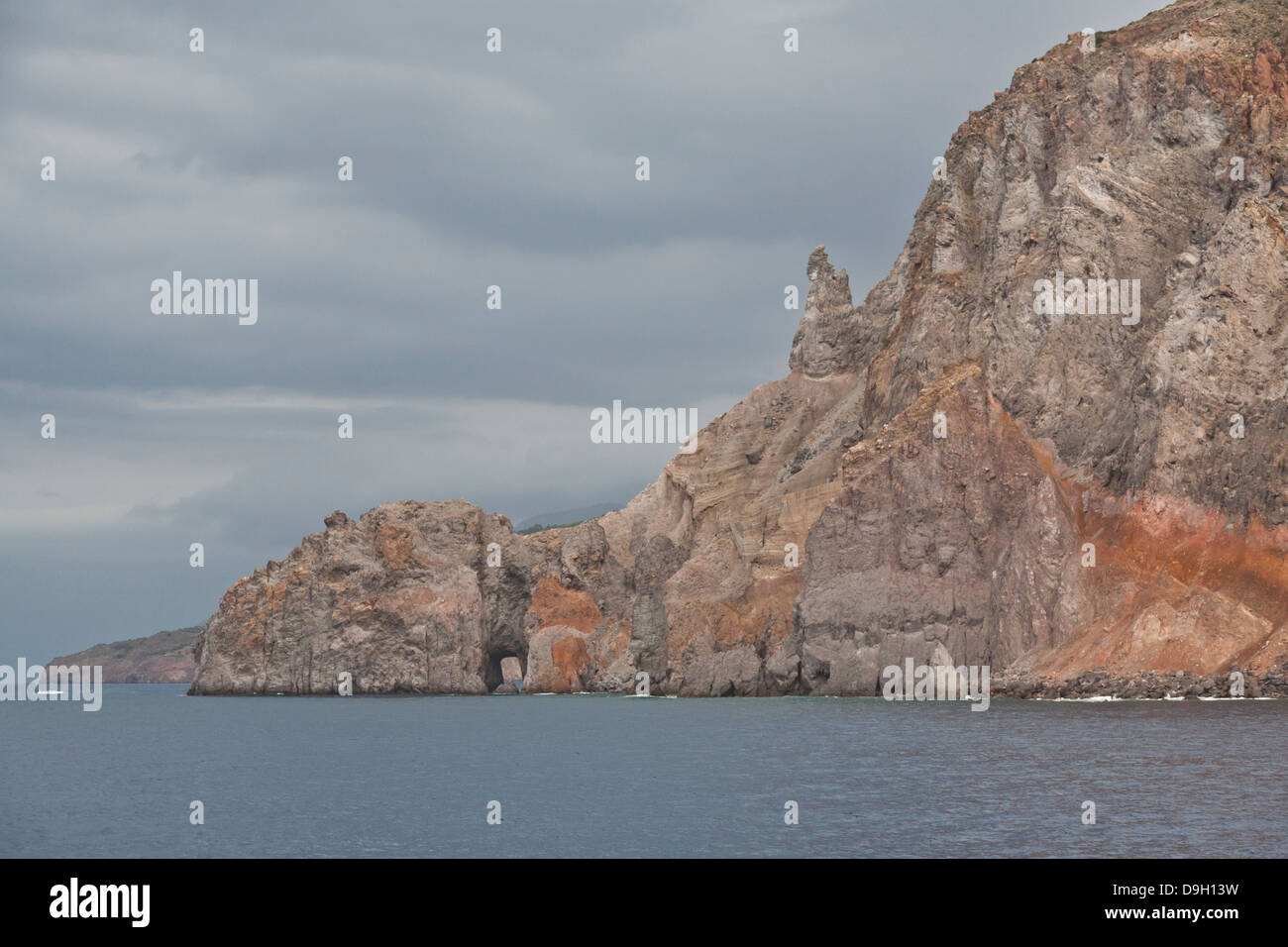 Engel-Grotte und eine Felsformation rief Papst Pius XI, Lipari, Äolischen Inseln, Italien Stockfoto