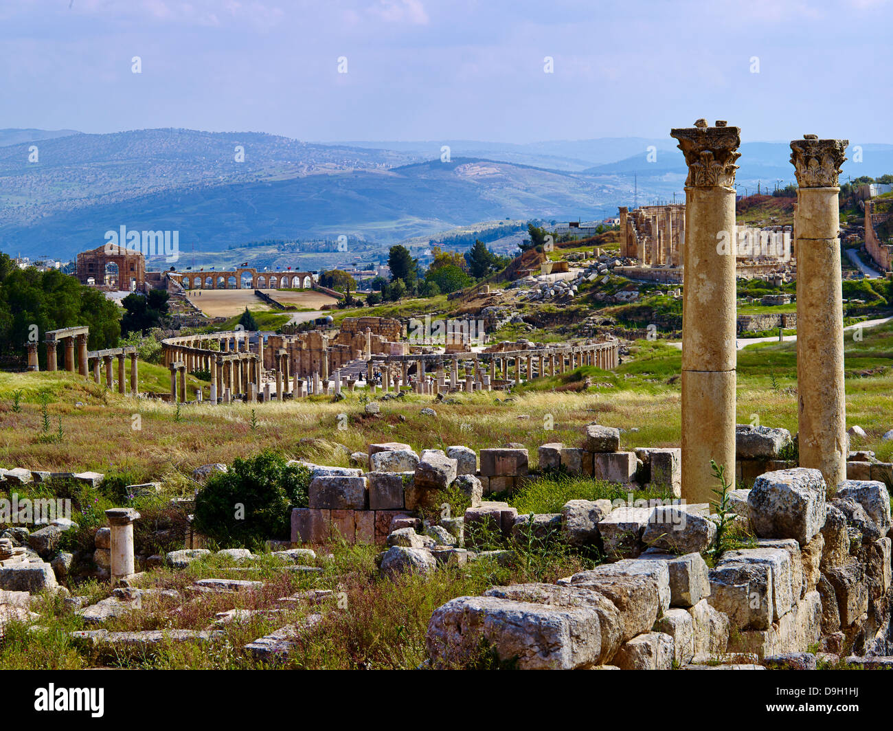 Blick auf die alte Stadt mit ovalen Forum und Hippodrom, Jerash, Jordanien, Naher Osten Stockfoto