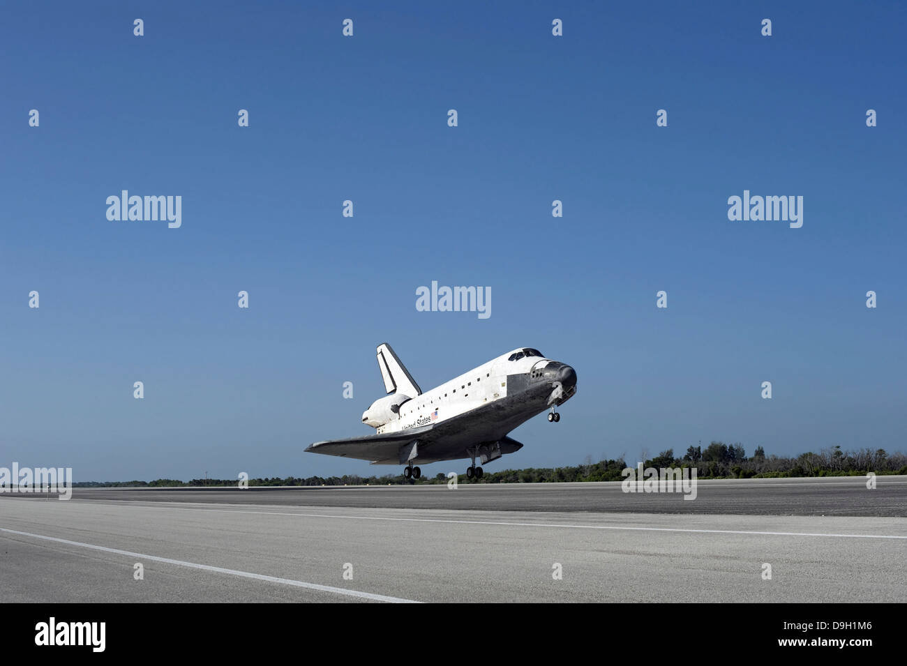 Space Shuttle Atlantis nähert sich Start-und Landebahn 33 am Kennedy Space Center in Florida. Stockfoto