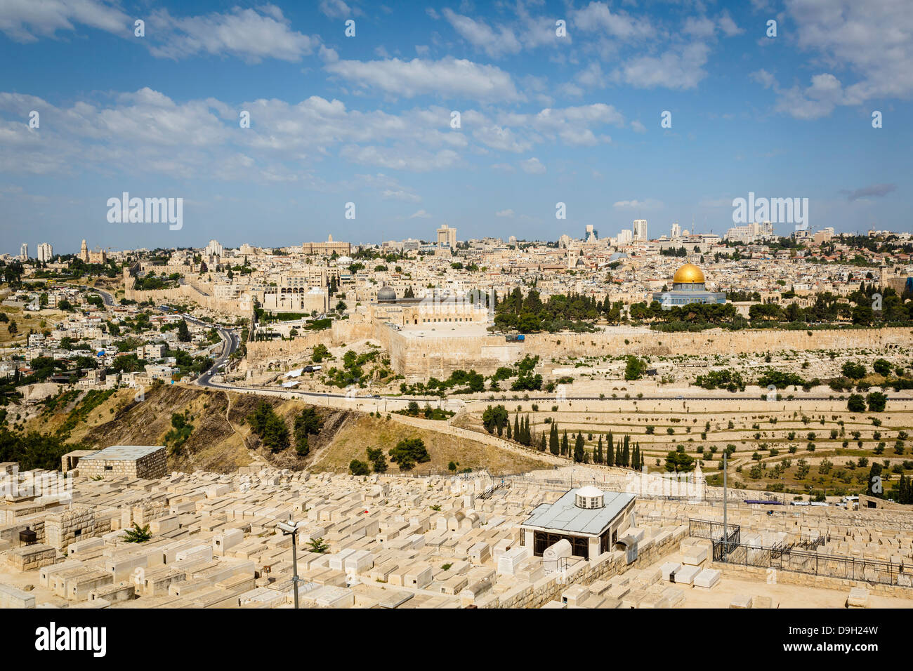 Blick über die alte Stadtmauer und die Kuppel der Moschee Rock vom Ölberg, Jerusalem, Israel. Stockfoto