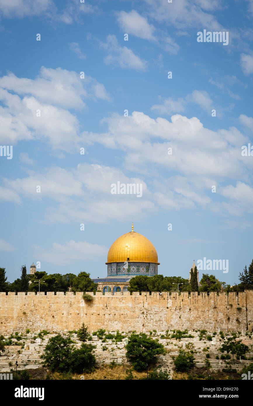 Blick über die alte Stadtmauer und die Kuppel der Moschee Rock vom Ölberg, Jerusalem, Israel. Stockfoto