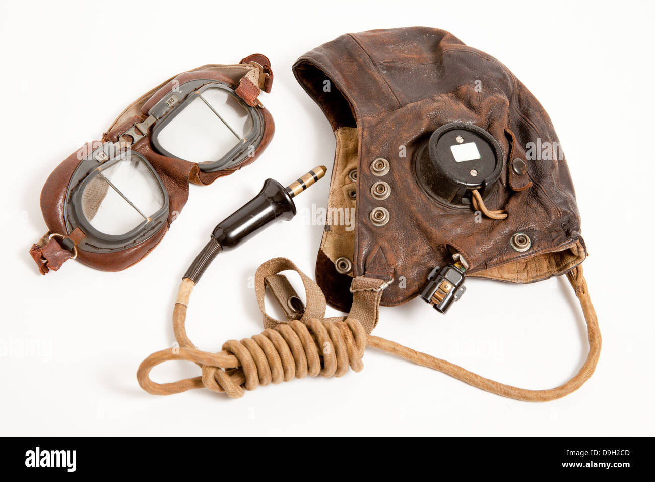 Flugausrüstung von RAF-Piloten & Flugpersonal während des 2. Weltkrieges getragen. Die C-Type fliegende Helm mit Kabelbaum & MK Vlll Brille fliegen. Stockfoto