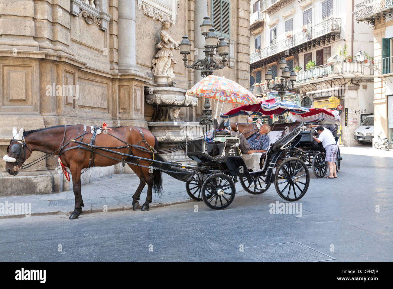 Pferd gezeichneten Wagen, Sightseeing, Quattro Canti, Palermo, Sizilien, Italien Stockfoto