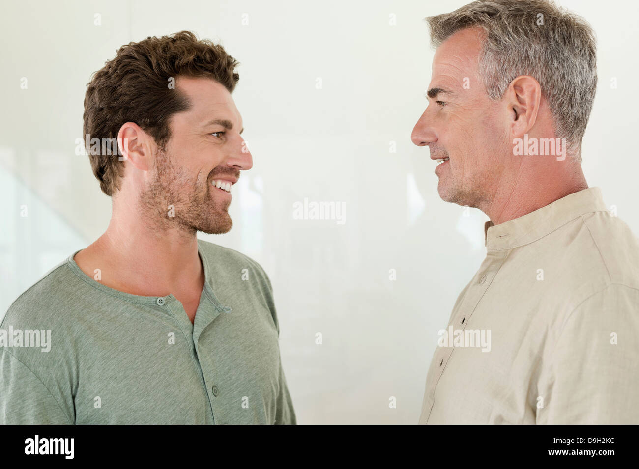 Vater und Sohn Lächeln einander an Stockfoto
