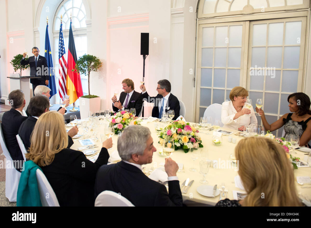 Berlin, Deutschland. 19. Juni 2013. Präsident Barack Obama Toast Bundeskanzlerin Angela Merkel und anderen Gästen bei einem Dinner im Schloss Charlottenburg in Berlin, Deutschland, 19. Juni 2013. Foto: Guido Bergmann/Dpa/Alamy Live News Stockfoto