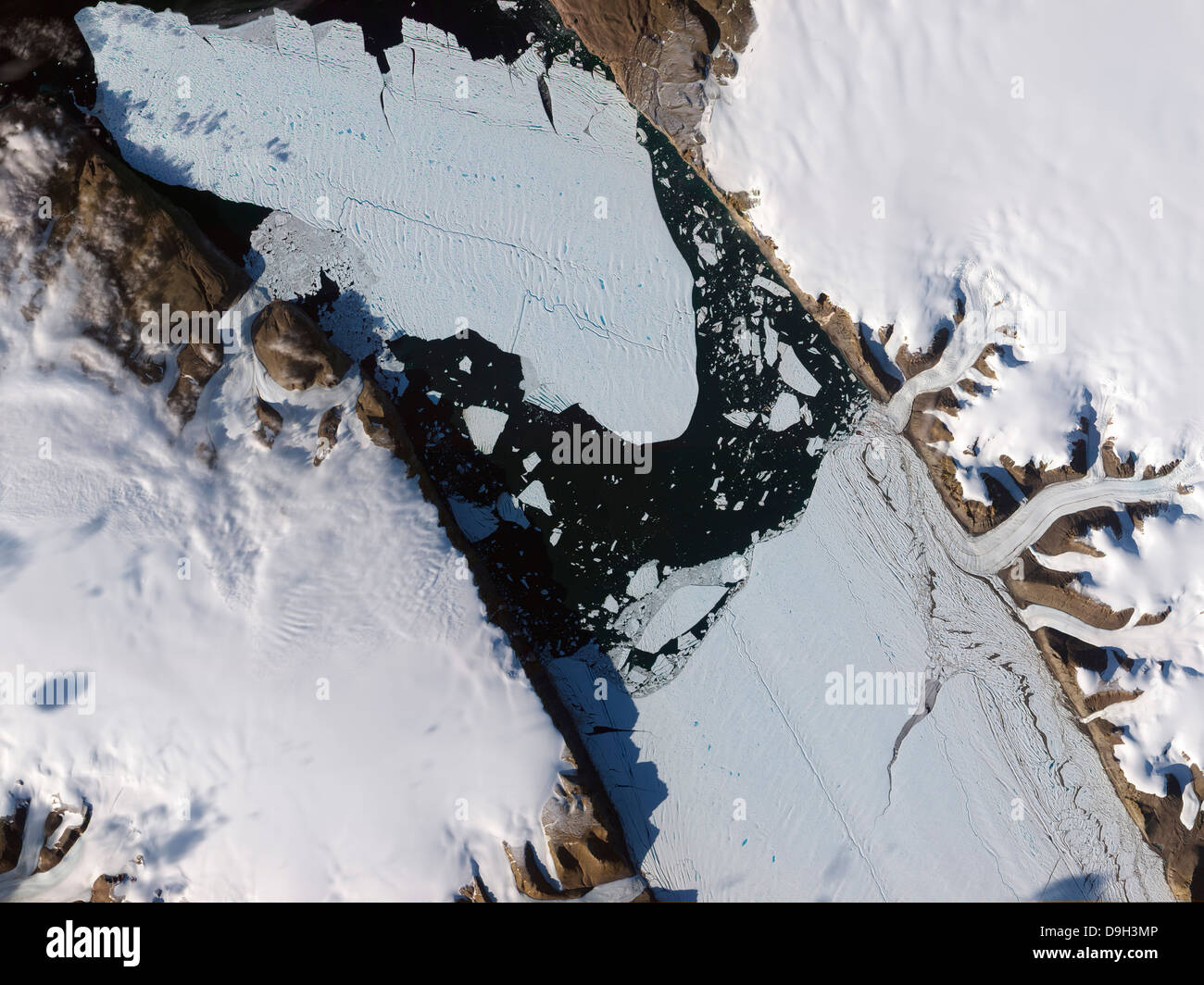 Die Eis-Insel, die aus der Petermann-Gletscher im nordwestlichen Grönland gekalbt wandert nach unten am Fjord. Stockfoto