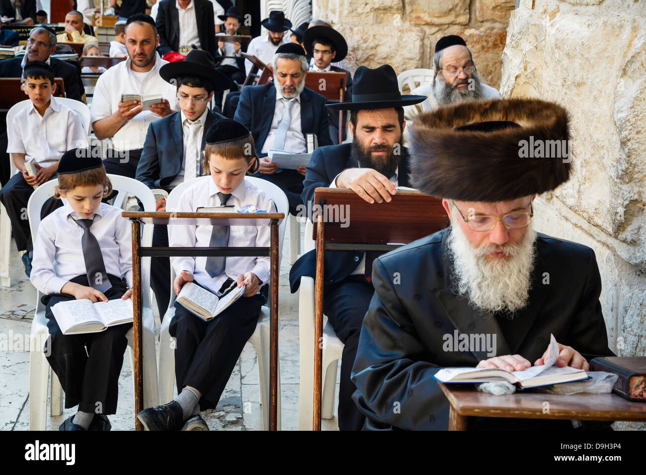 Orthodoxe Juden beten auf eine Synagoge an der westlichen Wand Wand (Klagemauer) in der alten Stadt, Jerusalem, Israel. Stockfoto