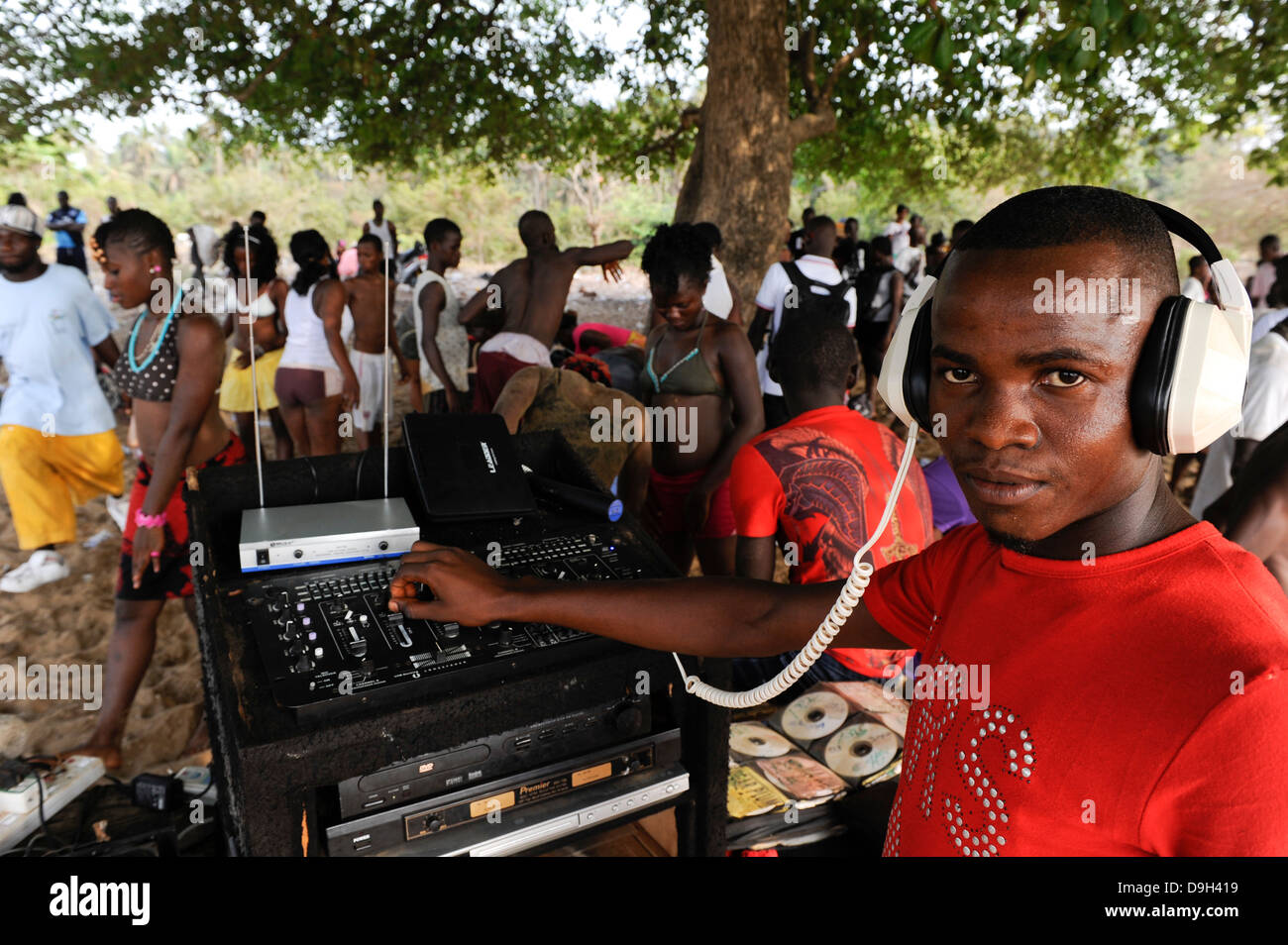 SIERRA LEONE, junge Menschen von Freetown haben eine private Party mit Musik und Tanz Getränke am Strand in Kent am Wochenende, sein genannt Outing ein Bus mit einer Gruppe von Jugendlichen zu Miete, Essen und Trinken und eine solide Maschine mit DJ nehmen und an den Strand für einen Tag Stockfoto