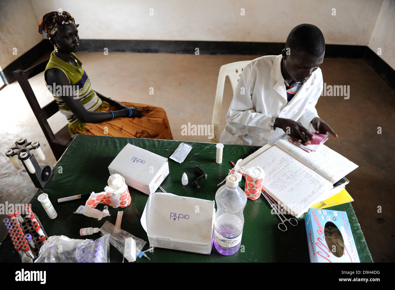 SÜDSUDAN, Lakes State, Rumbek , Gesundheitszentrum , Dinka Frau bei Blutuntersuchungen auf HIV AIDS Malaria und tropische Krankheiten in ländlichen Gesundheitsstation Stockfoto
