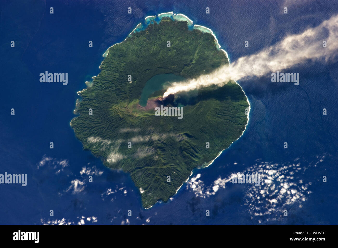 Mount Gharat Vulkan auf winzigen Gaua Insel bricht mit einer Wolke aus Rauch 31. Mai 2013 in der Süd-Pazifik Nation der Republik Vanuatu. Die meisten der Vulkan versinkt unter den Pazifischen Ozean. Die Insel ist auch bekannt als die Insel Santa Maria. Die Aufnahme dieser Dampf-Emissionen wurde von einem Astronauten auf der internationalen Raumstation ISS. Stockfoto