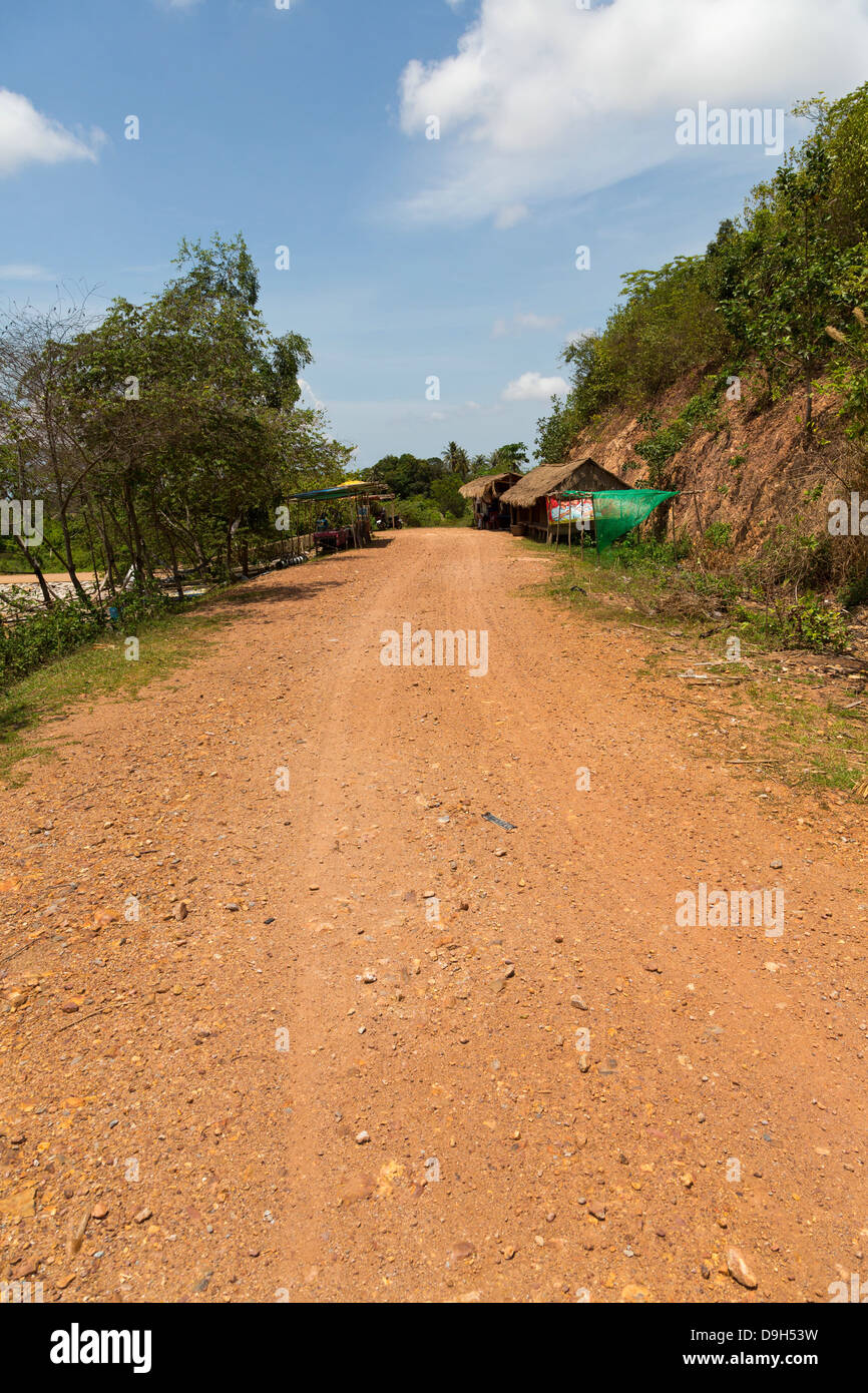 Typische staubigen Landstraße in Kampot Provinz, Kambodscha Stockfoto