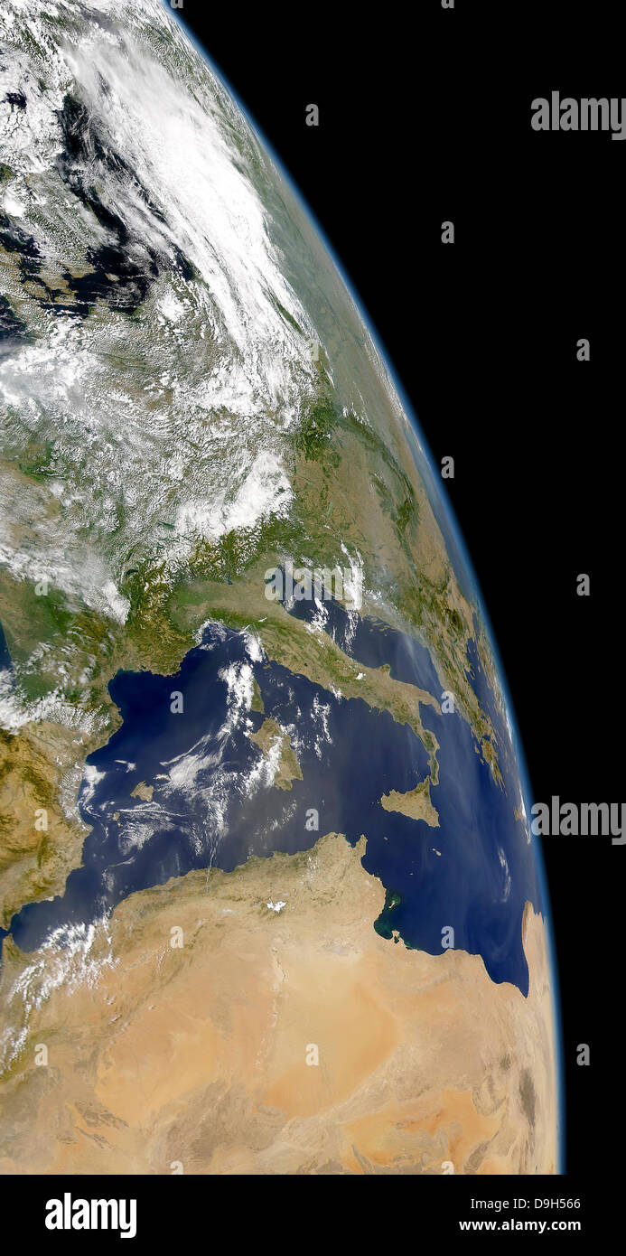 Blick auf das westliche Mittelmeer mit sichtbaren Rauch auf dem Balkan und Staub aus der Sahara. Stockfoto