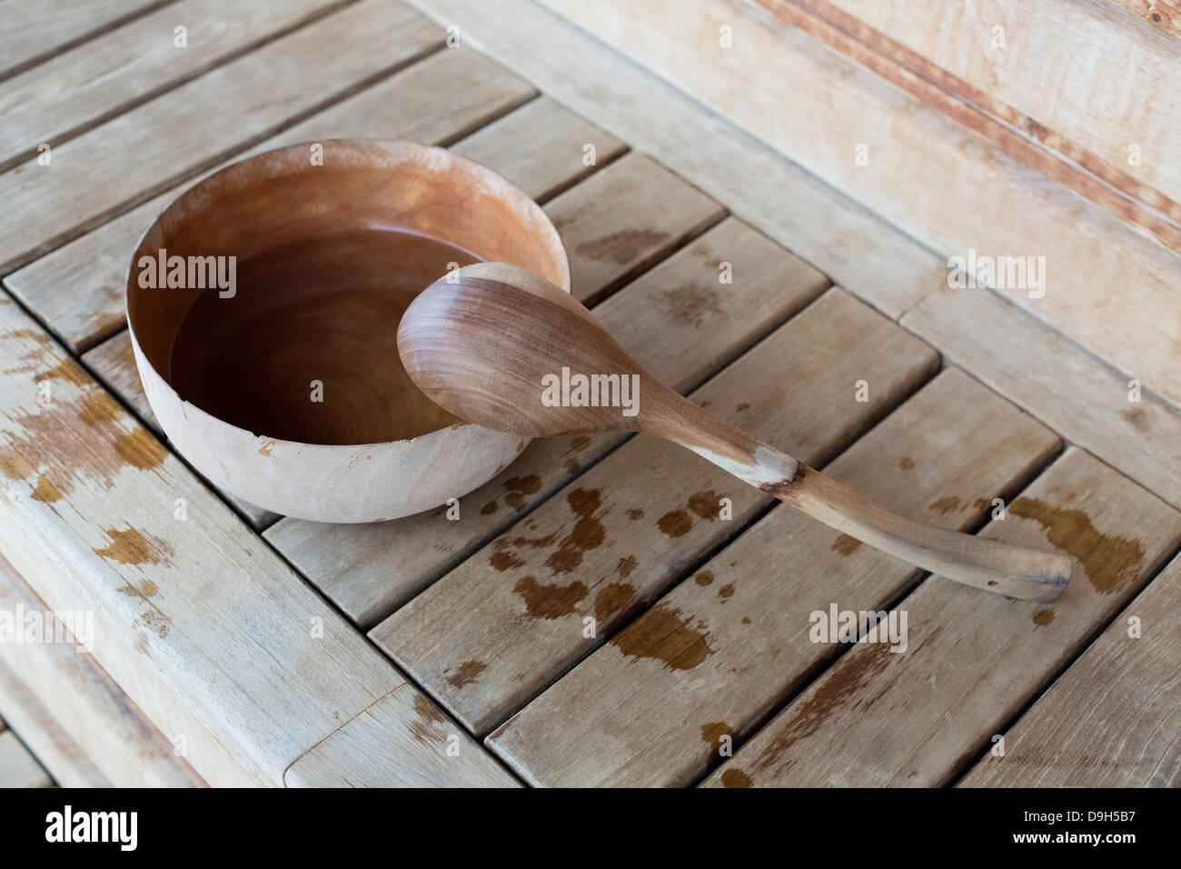 Erhöhte Ansicht einer Schöpfkelle und Schüssel in der sauna Stockfoto