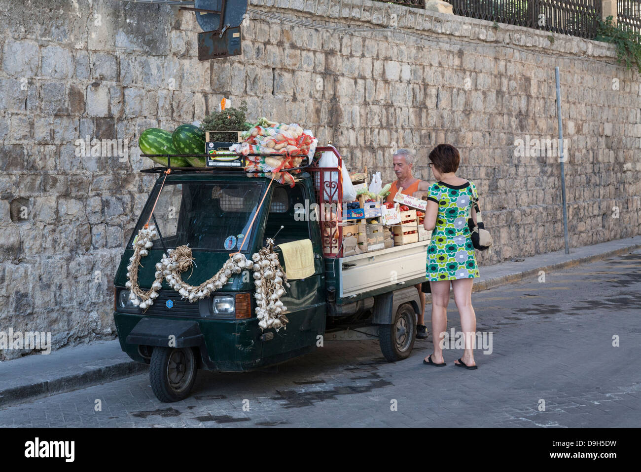 Lokalen Obst und Gemüse Lieferant in Cefalu, Sizilien, Italien Stockfoto