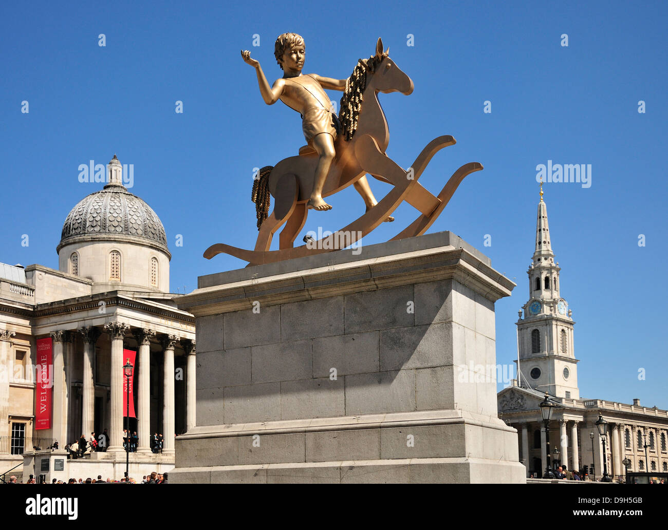 London, England, Vereinigtes Königreich. Trafalgar Square - Fourth Plinth. "Machtlos Strukturen Abb. 101' von Elmgreen und Dragset Stockfoto