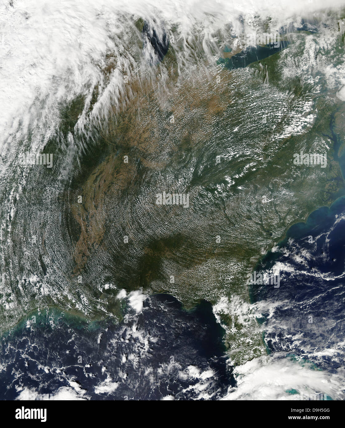 Ein Windrad-Muster der Hochdruck Wolken erstreckt sich über den östlichen Vereinigten Staaten. Stockfoto