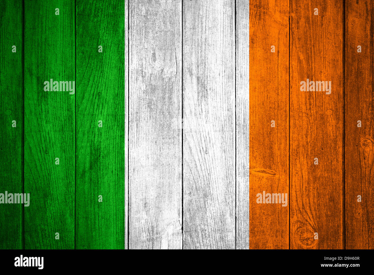 Irland Flagge oder grün, weiß und Orange irische Banner auf hölzernen Hintergrund Stockfoto