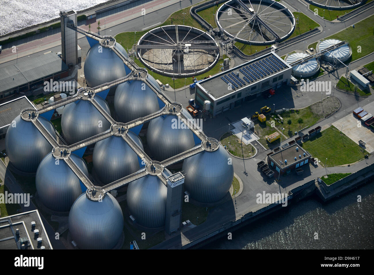 DEUTSCHLAND Hamburg, Kläranlage und Biogasanlage der Firma Hamburg Wasser, in den Stahltanks wird Biogas aus Abwasser verarbeitet, im Digestergasturm und im Clarifier-Bassin wird der Klärschlamm verbrannt Stockfoto