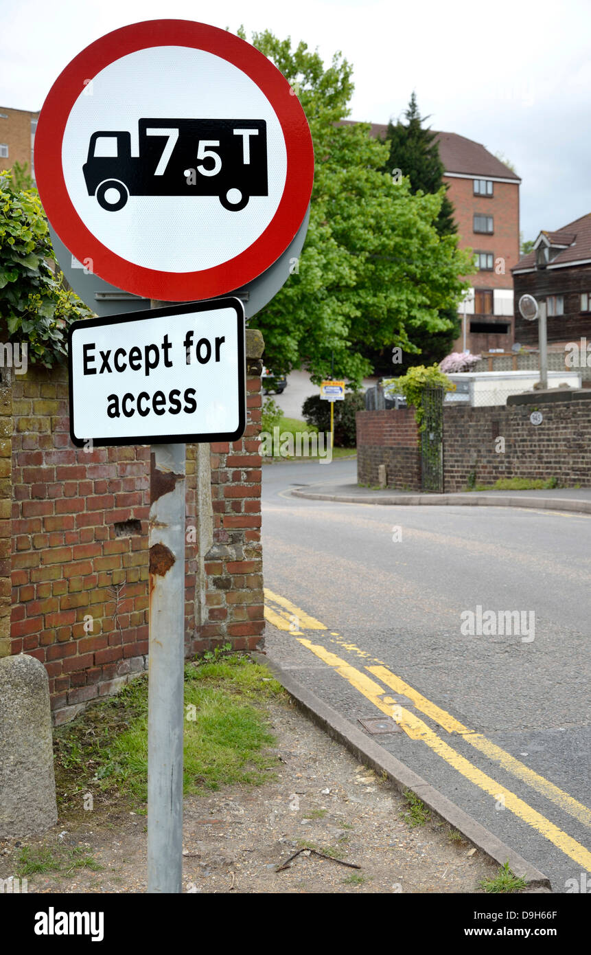 Maidstone, Kent, England. Gewichtsbeschränkung von 7,5 Tonnen auf schmalen Brücke über die Bahnlinie Stockfoto
