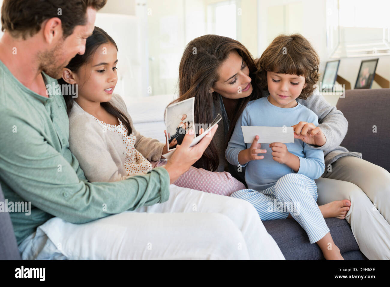 Eltern mit Fotografien ihrer Kinder Stockfoto