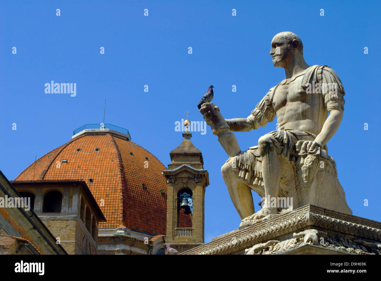 Florenz, Toskana, Italien. Die Basilika San Lorenzo (15 thC) Statue von Giovanni della Bande Nere (von Baccio Bandinelli 1540). Stockfoto